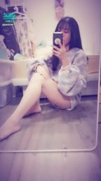 janicee : 可愛衣服下的粉紅色內衣💗
掀起衣服的一角給你看👀
膚色絲襪的角底💛
灑上糖粉般的甜度♥️♥️♥️
sweet💋
