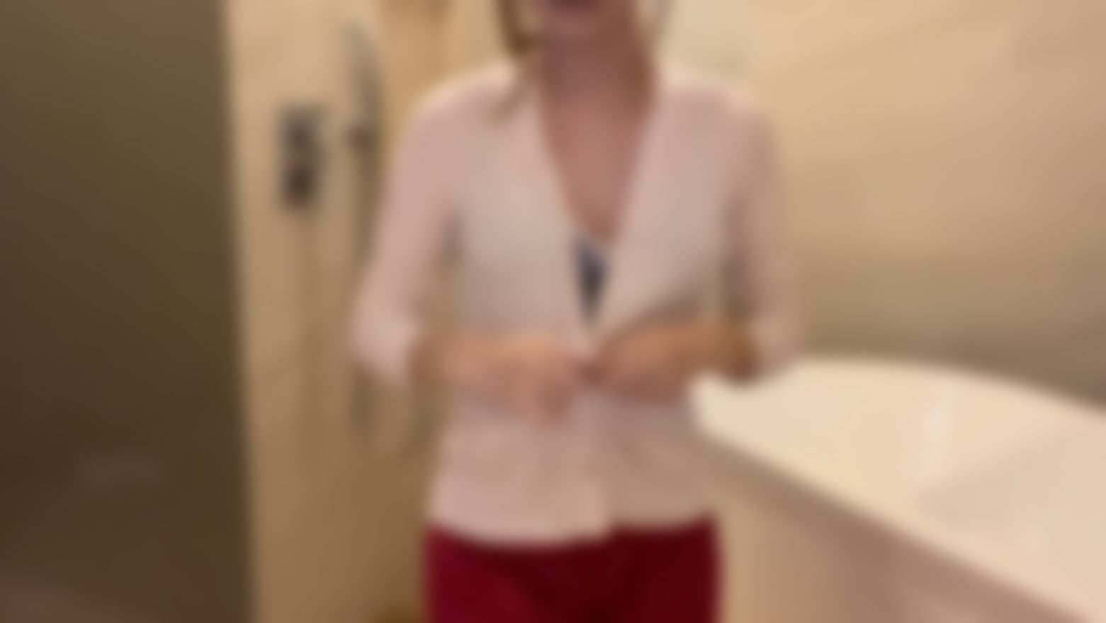 sexyemily : 發現乾哥哥在看我洗澡，其實我都知道，故意誘惑他，讓他忍不住進來對我…💋