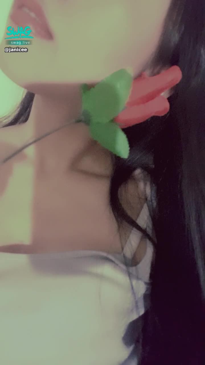 janicee : 飽滿的嘴唇💛
my eyes and lips are pricelss💋
拉下肩帶，玫瑰滑過身體🌹