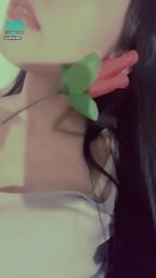 janicee : 飽滿的嘴唇💛
my eyes and lips are pricelss💋
拉下肩帶,玫瑰滑過身體🌹