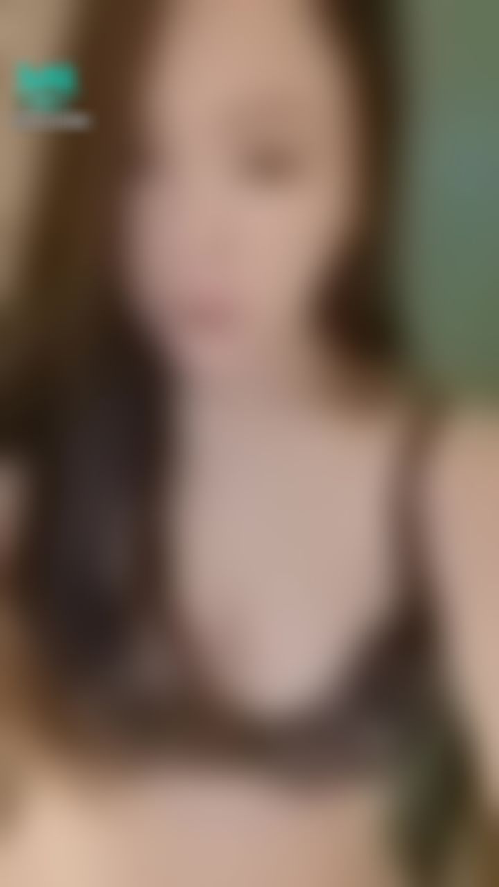 venusbebe : 大家好我是Venus✨維納斯💕
1️⃣首句文字訊息✉️解鎖新粉禮💦
2️⃣💁🏻‍♀️想要私藏片、福利片段的話～
🤗可以私訊向我要喔☝🏻用💎解鎖/🎁換
3️⃣即拍影片2分鐘以內的～(1000-4000💎)
4️⃣聊天/直播🎁禮物20萬💎解鎖真人見面純約會
☝🏻純約會可以和我Dinner/Drinking(2小時以內)
5️⃣也歡迎大家跟我閒聊/色聊😻
☝🏻會隨心隨意隨機發福利給您的喔🥰😘


About me:
今年26🇭🇰🚺163cm 34E 27 35
曾在🇺🇸念到高中而已不過勉強精通三語
大家跟我聊天不怕有語言的差距哈哈

外型的話是屬於…❔(這個讓哥哥來評🤤)
性格的話是比較Talkative,Cheerful的
應該是屬於主動外向型的女生🙈
注重過程的我，享受與人交往相處的時光☺️
平常的話喜歡玩音樂～唱歌🎤彈吉他🎸