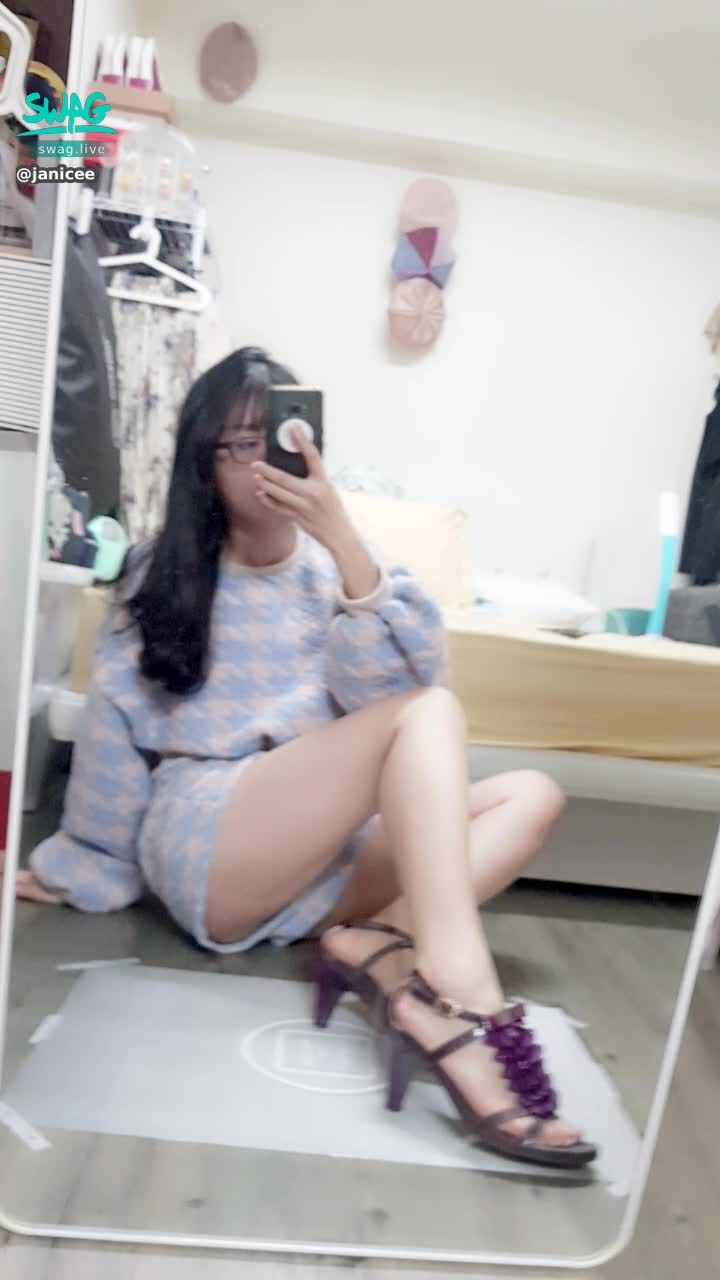 janicee : 我的高跟鞋💋8
晚宴感高跟鞋♥️
這雙有夠難單手脫😎
粉絲許願系列，一一穿上鞋櫃的高跟鞋🎀
my shoe cabinet series👠