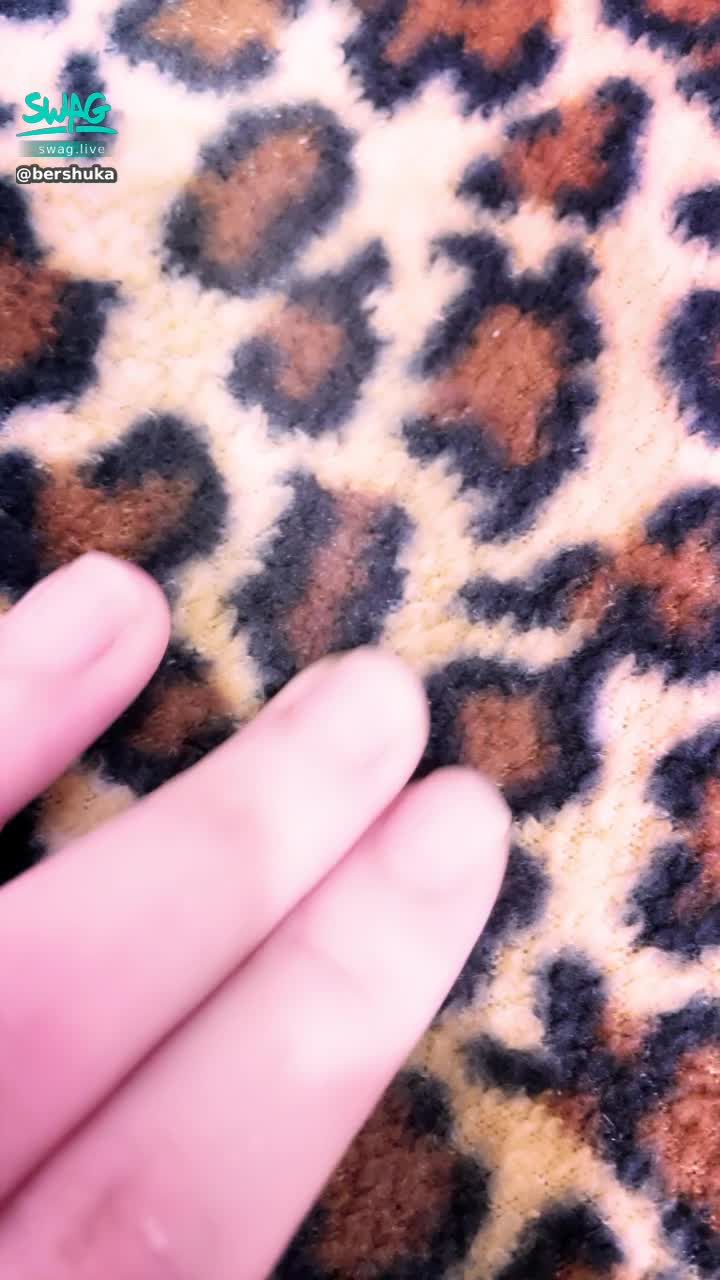 bershuka : 剛剛直播播到床都濕掉啦！🥺🥺看不夠的哥哥們可以繼續看茉茉的1月噴水新長片解解呦！🐳💦