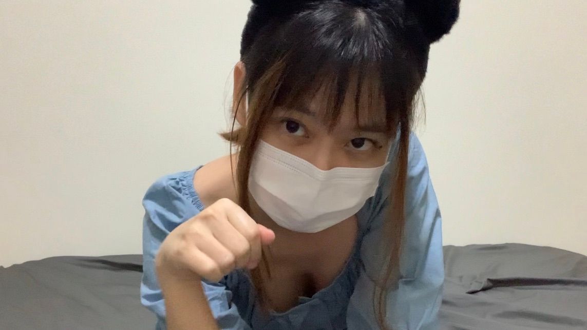 sexyemily : 主人今天我要賴在你身上不要走～記得拍打餵食唷😘後來被主人發現，我是一隻小色貓💕