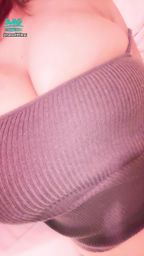 nanalittlepupy : 「偷偷脫掉應該不會吵醒她的吧….」
乳頭還是那麼淫蕩可口…真是欠揉呀