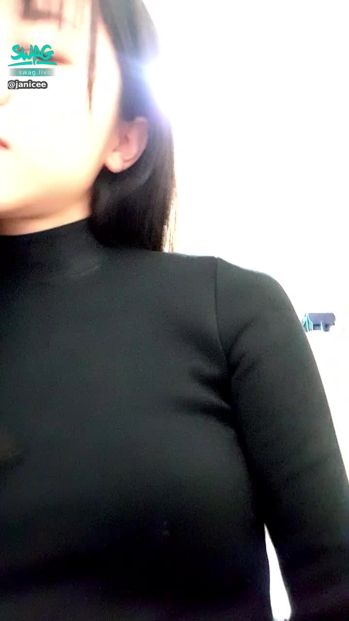 janicee : 抬手頭時洋裝產生的空隙😈
露出裸膚👀
側面誘人的緊身曲線👠
完整的裸背⭐
black and sexy💙