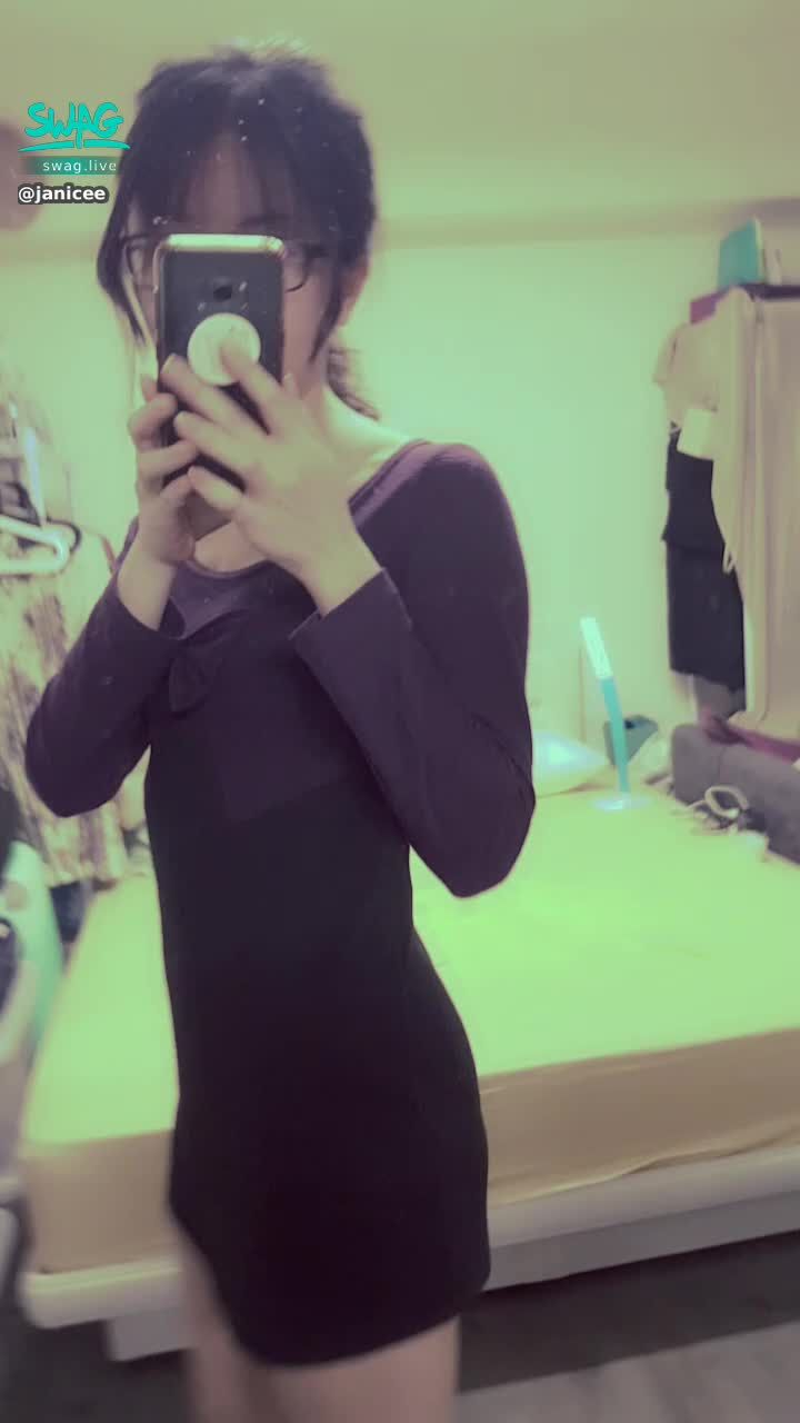 janicee : 這邊有馬尾控嗎？請舉手💖
冬日的貼身短洋裝💋
anyone in love with ponytail♥️?