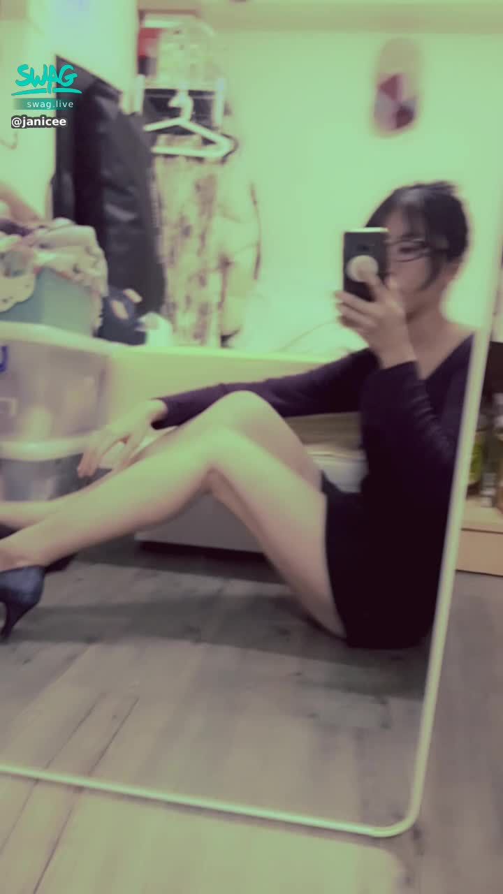 janicee : 洋裝很短，坐下來好容易曝光😈
這邊有馬尾控嗎？請舉手💖
anyone in love with ponytail♥️?