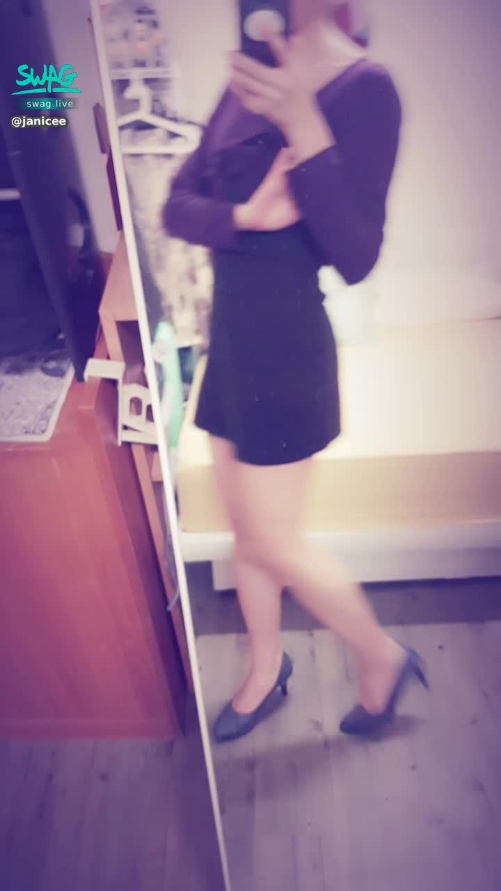 janicee : 高跟鞋的噠噠聲👠
脫下高跟鞋，露出裸足🎀
這邊有馬尾控嗎？請舉手💋
anyone in love with ponytail💙?