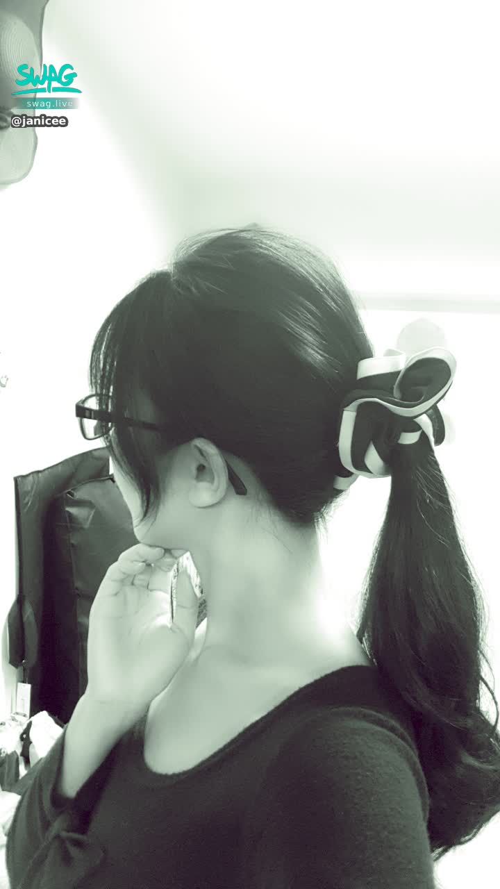 janicee : 馬尾露出的肩頸線條💚
ponytail💓