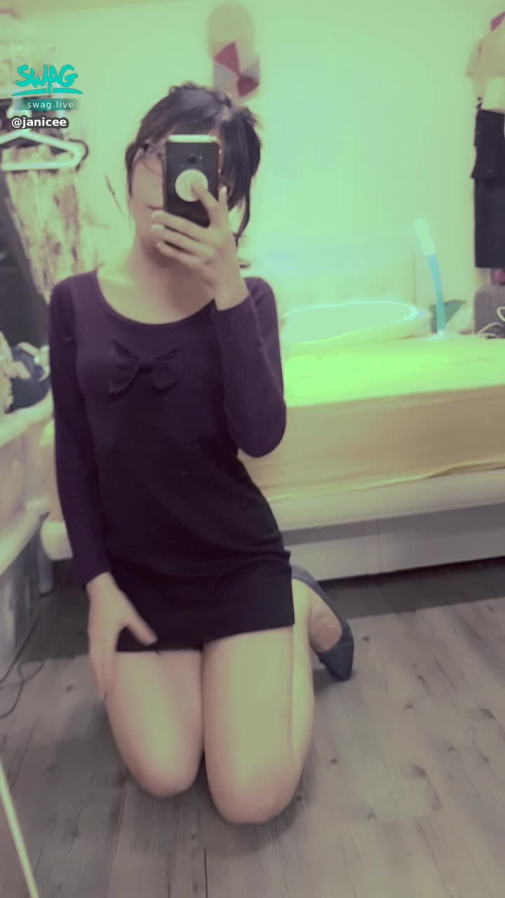 janicee : 洋裝的材質，透過光還是看得到大腿根部的腿型🎀
跪在地上🌹
這邊有馬尾控嗎？請舉手💖
anyone in love with ponytail♥️?