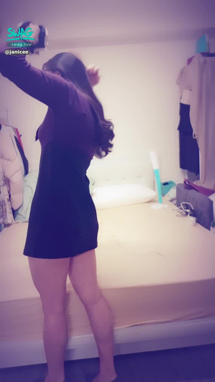 janicee : 綁馬尾的瞬間💋
露出肩頸線條♥️
裙下的微笑線浮出漂亮的臀型💙
ponytail👠👠