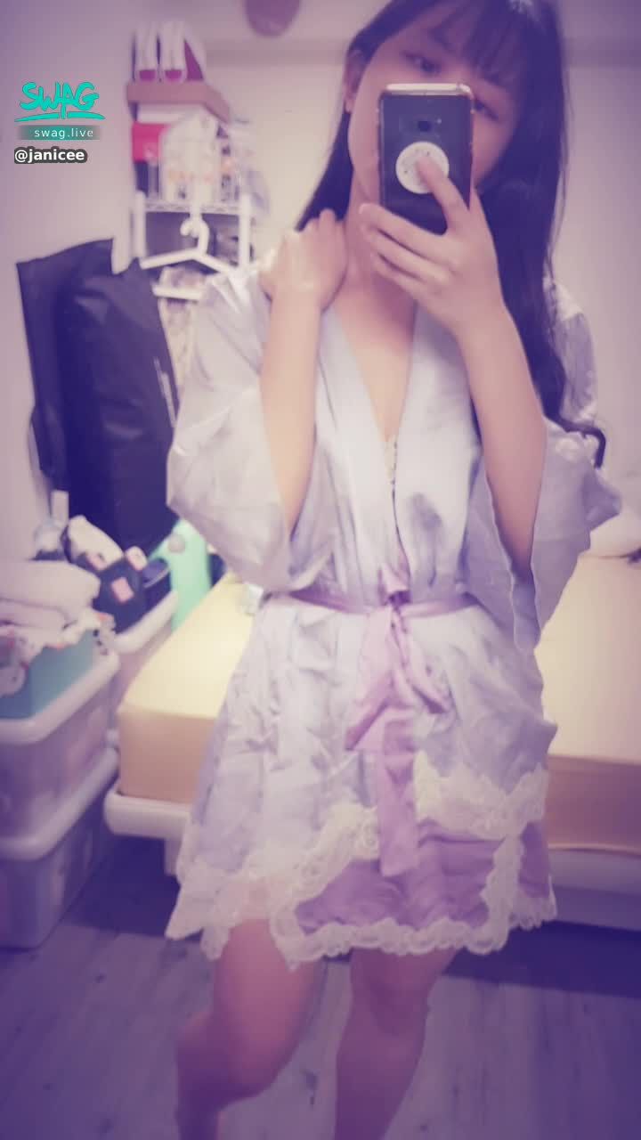janicee : 睡袍下是什麼呢？💛
摸一下鎖骨，拉開衣領讓你看💙
under the rode💗