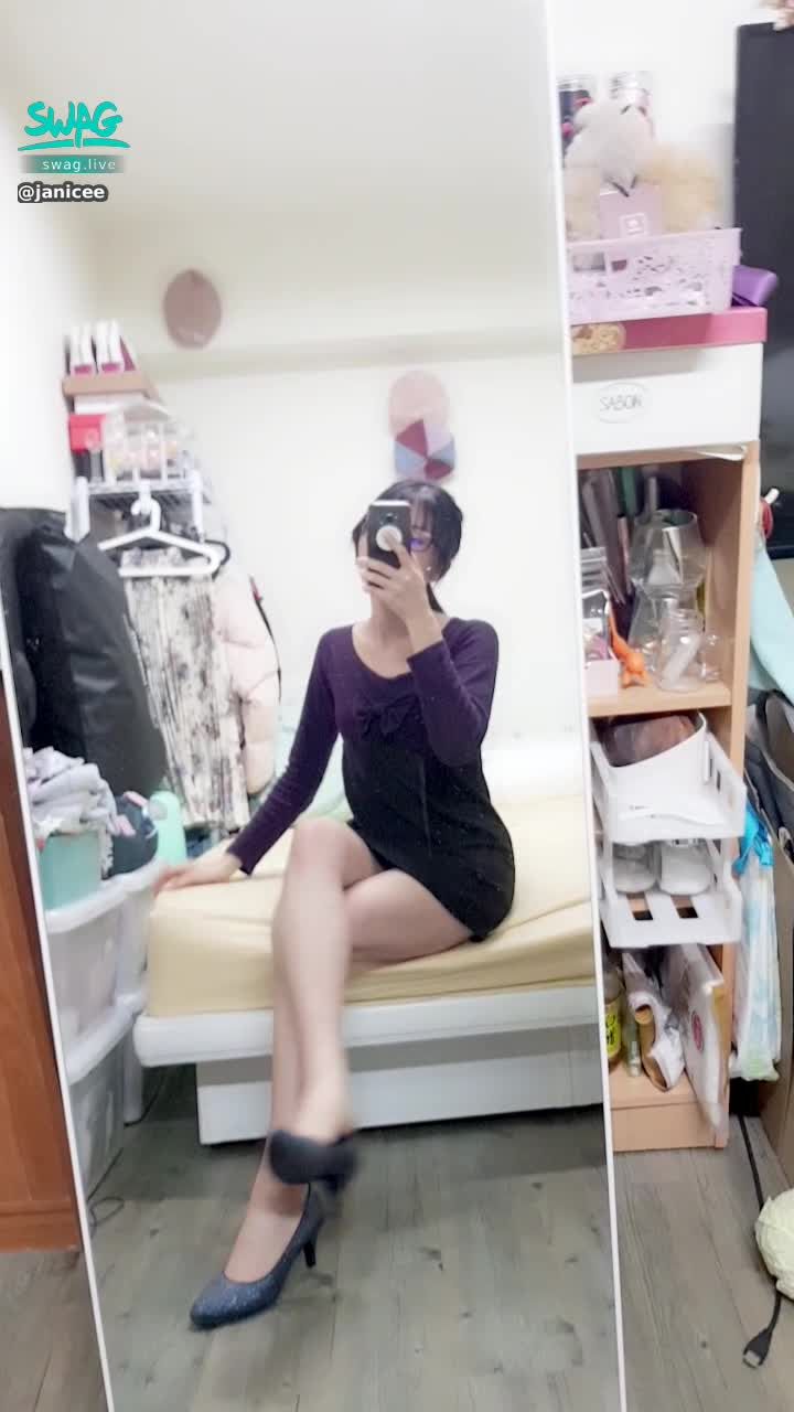 janicee : 短洋裝容易曝光的裙擺😈
坐在床沿翹腳，裙底的陰影若隱若現👠
閃亮的高跟鞋🎀
anyone in love with ponytail♥️?
