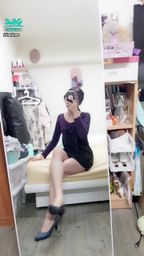janicee : 短洋裝容易曝光的裙擺😈
坐在床沿翹腳,裙底的陰影若隱若現👠
閃亮的高跟鞋🎀
anyone in love with ponytail♥️?