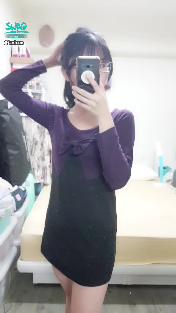 janicee : 解開馬尾，放下頭髮💗
貼身短洋裝，光線下會透出腿型💋
黑粗框眼鏡娘😎
anyone in love with ponytail💚?