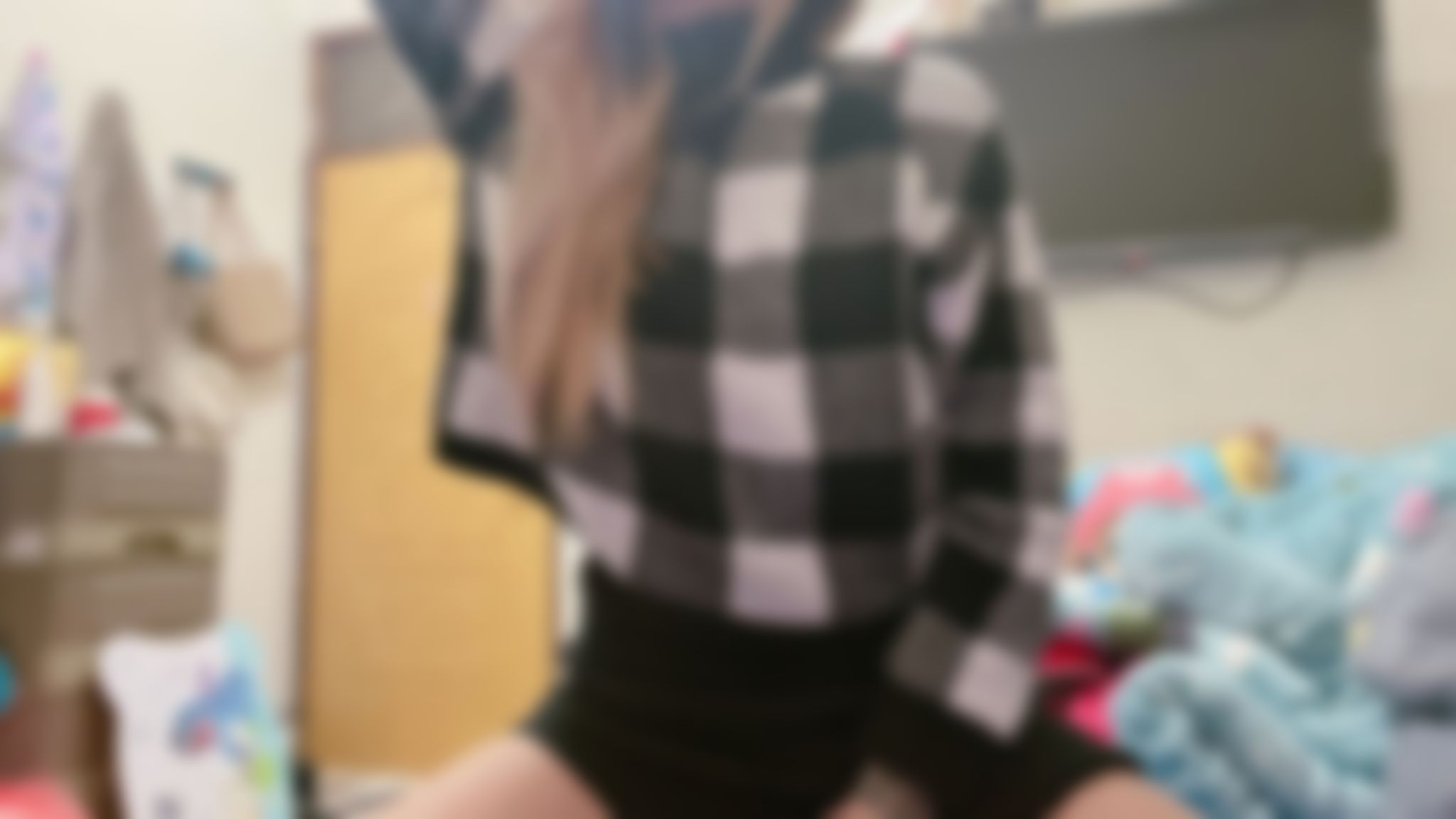 kittyz : 假日很無聊 🥱
一個人在房間不知道能做什麼
手機也玩到不知道還能玩什麼
那～找個人陪我聊天
聊個色色的話題

不知不覺手慢慢摸
慢慢的向上摸在往下摸
越摸越起勁

直接活在一個人的世界

🔱喜歡詩詩的可以按追蹤哦❤️
🔱喜歡什麼類型的可以跟詩詩說 詩詩滿足你❤️
🔱往後會更努力拍攝更好的淫片❤️