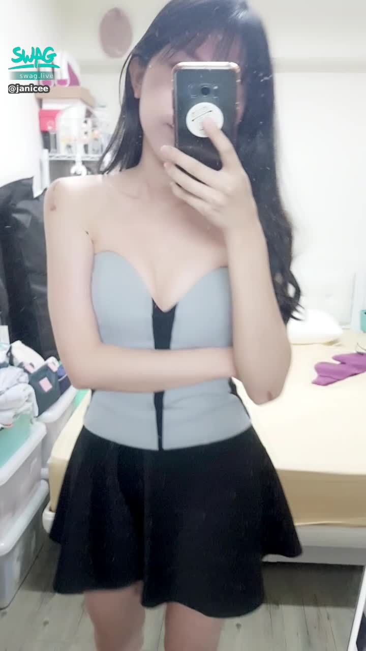 janicee : 粉絲許願的馬甲M字腿💋
深V馬甲與短裙👠👠👠
呼之欲出的性感😈
容易曝光的姿勢😍
corset💓