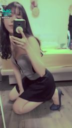 janicee : 深V馬甲與短裙👠👠👠
朝你爬去,呼之欲出的性感😈
地板上的性感小貓咪⭐⭐⭐
corset💓