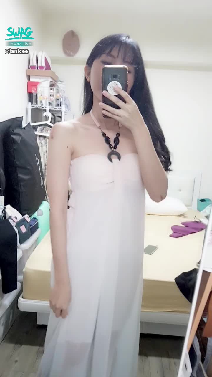 janicee : 上岸的美人魚💧
漸層系女神感💖
胸口的弧度💓
性感長洋裝♥️♥️♥️
mermaid💙