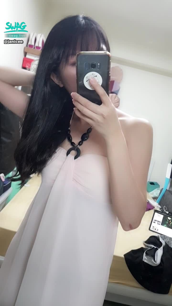 janicee : 解開胸口的綁帶，又是另一種性感💋
低頭的深溝🎀
上岸的美人魚💧
漸層系女神感長洋裝♥️
mermaid dress💙💙💙