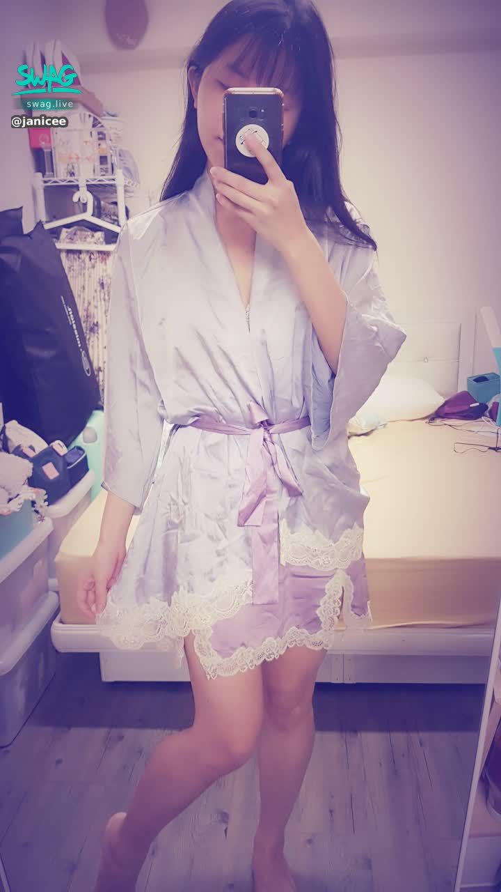 janicee : 睡袍下的性感睡衣🎀
緞面好摸的膚觸💙
under the rode💗