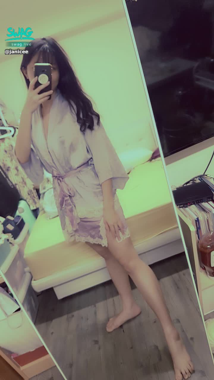 janicee : Time to sleep♥️
睡袍下的性感睡衣🎀
緞面好摸的膚觸💙
