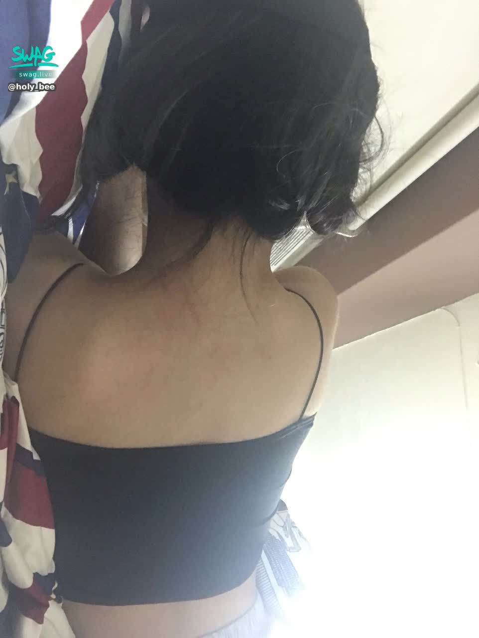 holy_bee : 今晚十二點開直播～
有點難過，影片卡了一整天都還在審核☹️
來找我聊天，安慰我一下～