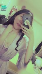janicee : 舔舔嘴,誘惑一下💋💋
睡袍內的低胸睡衣🎀
內衣不小心跑出來了👀
緞面好摸的膚觸⭐
satin touch🌹