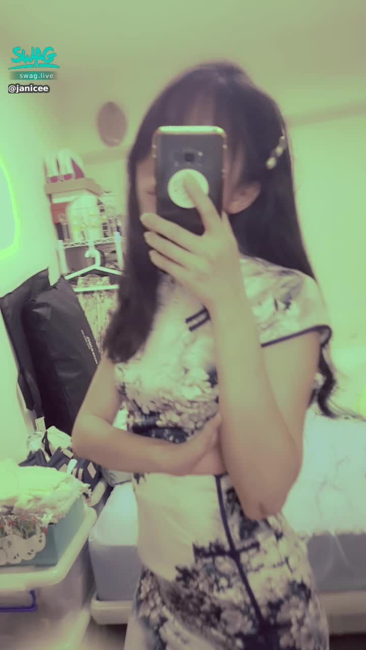 janicee : 開衩長旗袍💋
華燈初上的上海風情👠
性感開衩💓
cheongsam💚