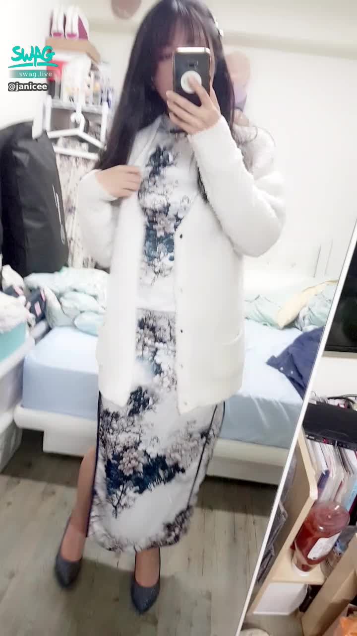 janicee : 外套下的性感長旗袍💋
繽紛花漾下的性感開衩💓
美腿高跟鞋👠👠
cheongsam💚