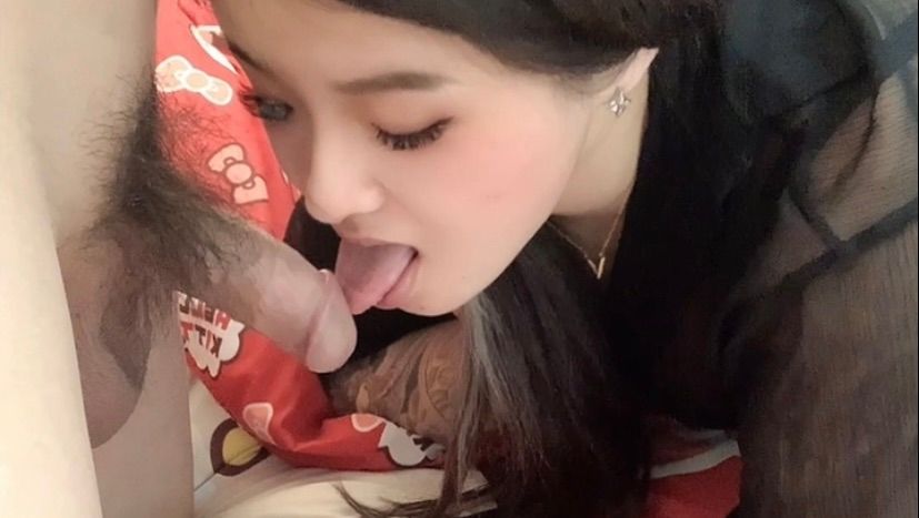ccdidi : 女房仲與租客約好談退租事宜，租客看女房客穿著太過火辣整個都受不了，女房仲熱情奔放邀請租客到床上做坐…