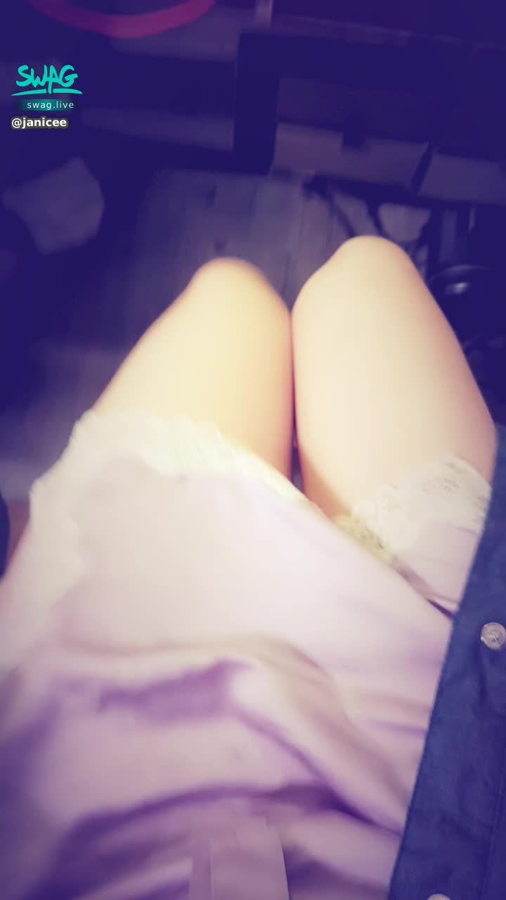 janicee : 絲質睡衣的下擺👀
開衩的裙擺💙
穿上高跟鞋的赤腳👠