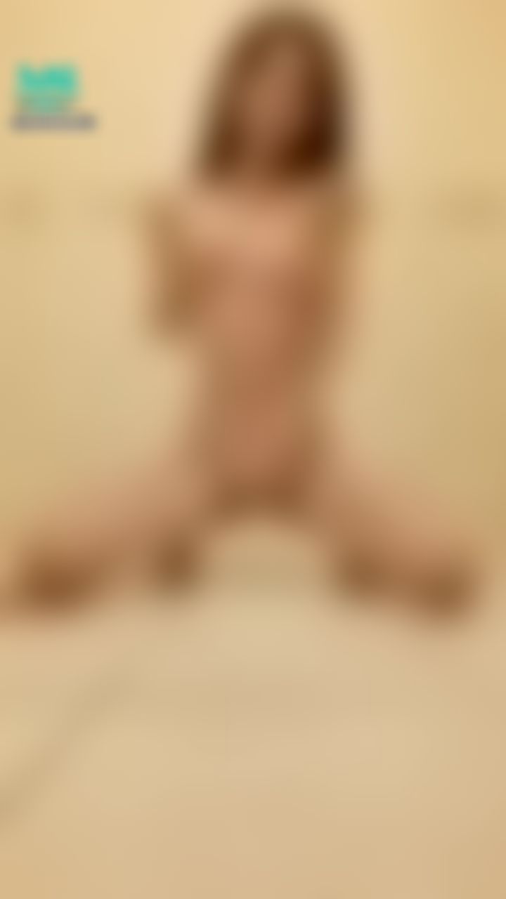  : 爽過頭忍不住淫水跟尿液一起狂噴💦💦還不小心噴到屏幕了🙈