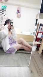 janicee : 深V開衩睡衣下的發光美腿💗
地板上的性感小貓咪💙
satin cat♥️