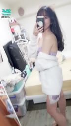janicee : 學貓叫💋
地板上穿著深V睡衣的性感小貓咪💗
內衣都跑出來了👀
satin cat💖