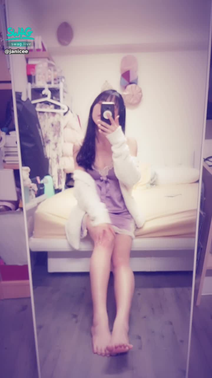 janicee : 小貓咪舔舔手💋貓貓拳😍
穿著深V睡衣的性感小貓咪💗
satin cat💖
