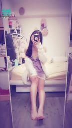janicee : 小貓咪舔舔手💋貓貓拳😍
穿著深V睡衣的性感小貓咪💗
satin cat💖