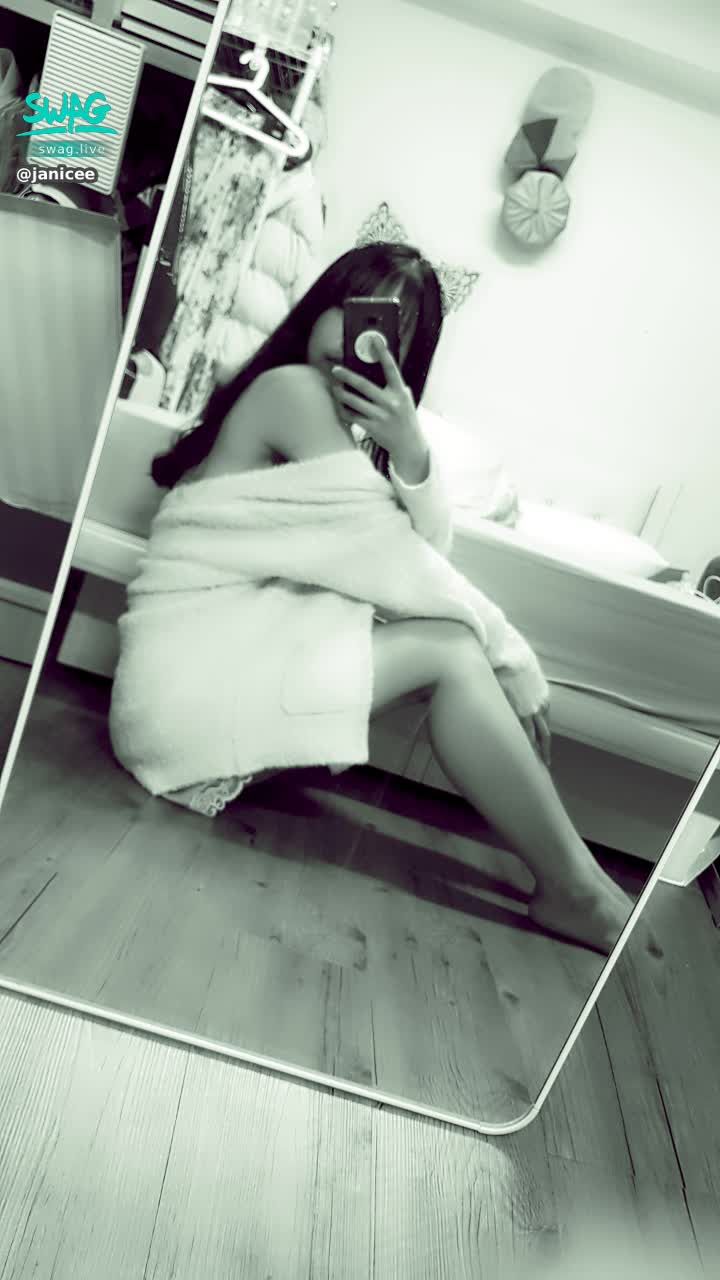 janicee : 毛茸茸的小貓咪💋
外套下的性感💗
satin cat💖
