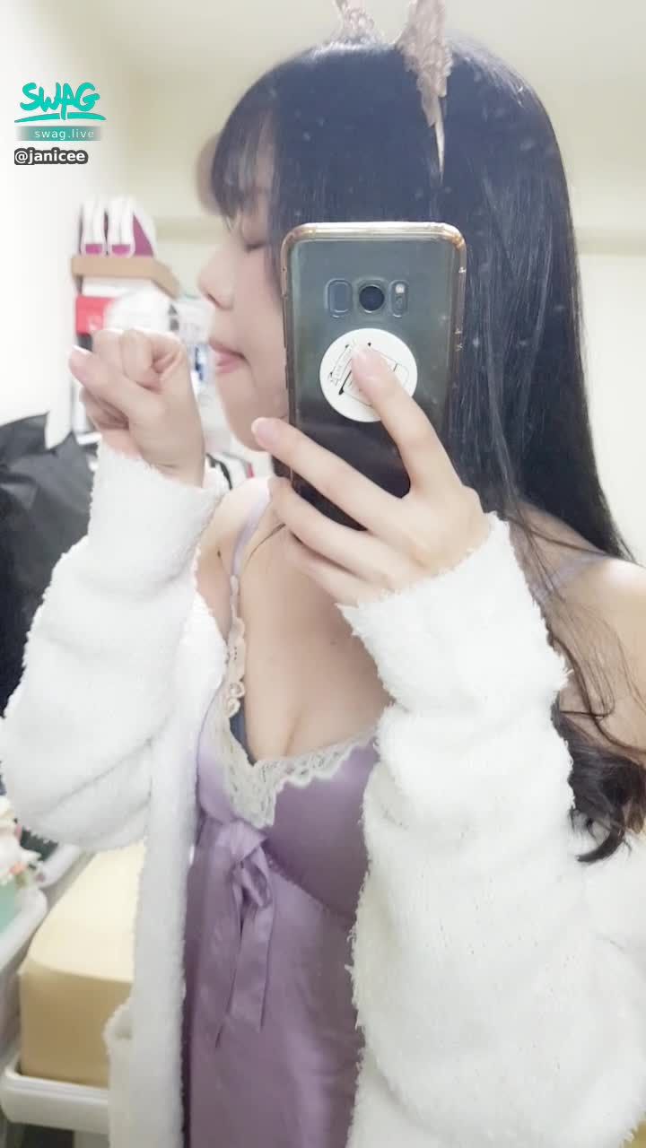 janicee : 舔手的小貓咪💋
鬆開睡衣的肩帶😈
深V睡衣與毛衣外套的女友感💚
satin cat⭐