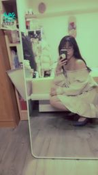 janicee : 低頭時胸口的溝影♥️
穿這個跟你約會如何約會💗?
蹲在鏡子前的一字領小洋裝🌹
wanna have a date with me👠?