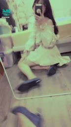 janicee : 快曝光的坐姿💓
摸摸胸口與肩膀光滑的膚觸⭐
一字領洋裝的露肌感💋
wanna have a date with me👠?