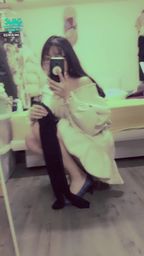 janicee : 拿出黑絲,準備穿上♥️
約會用的露肩小洋裝💗
wanna go on a date with me💛?