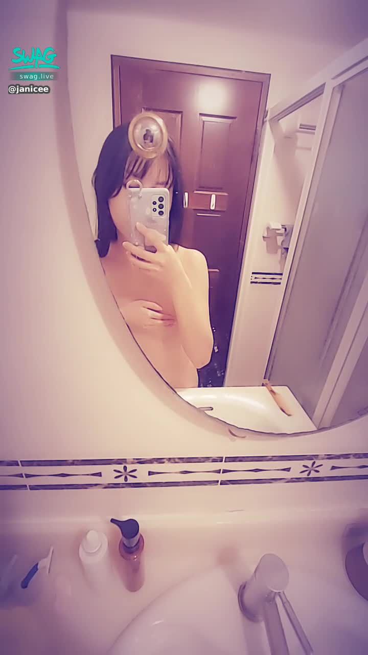 janicee : 洗澡前鏡子前的裸身🛁🛁💦
除夕夜❤️
nude😈😈