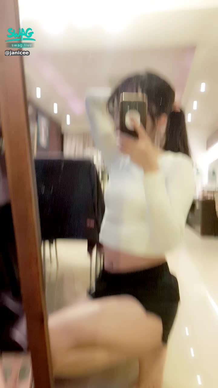 janicee : 高馬尾運動風💖
露腰上衣的小性感🎀
sporty🌹