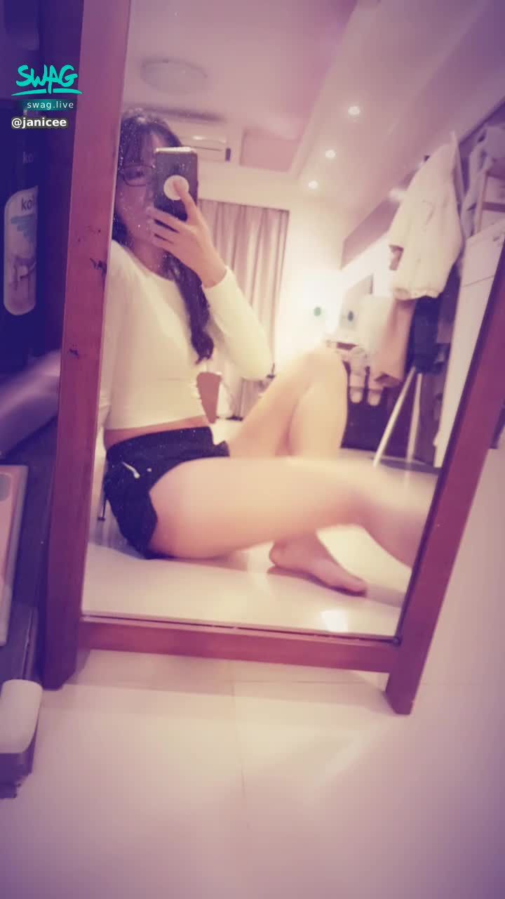 janicee : 過年一直吃，出門運動去💓
地板上的小性感長腿💋
sporty⭐