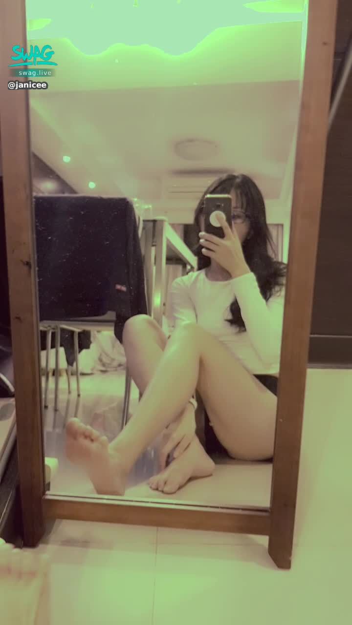 janicee : 瑜珈服的胸下挖空小性感💙
地板上的短褲運動風💐
yoga wear💋