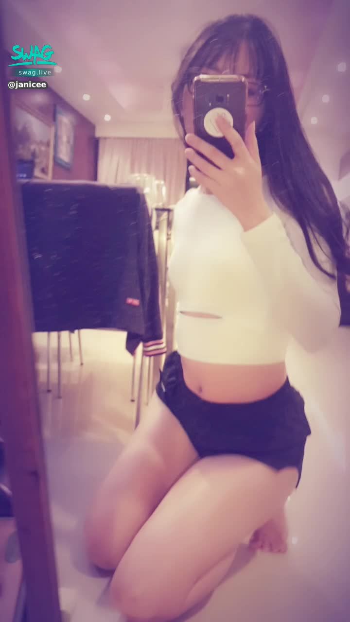 janicee : 性感緊身瑜珈服💓
地板上的長腿跪姿🌹
yoga wear💙