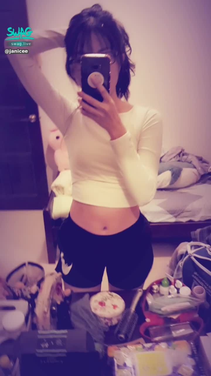 janicee : 抓個高馬尾💓
運動完的女子💙
貼身瑜珈服💛
ponytail♥️