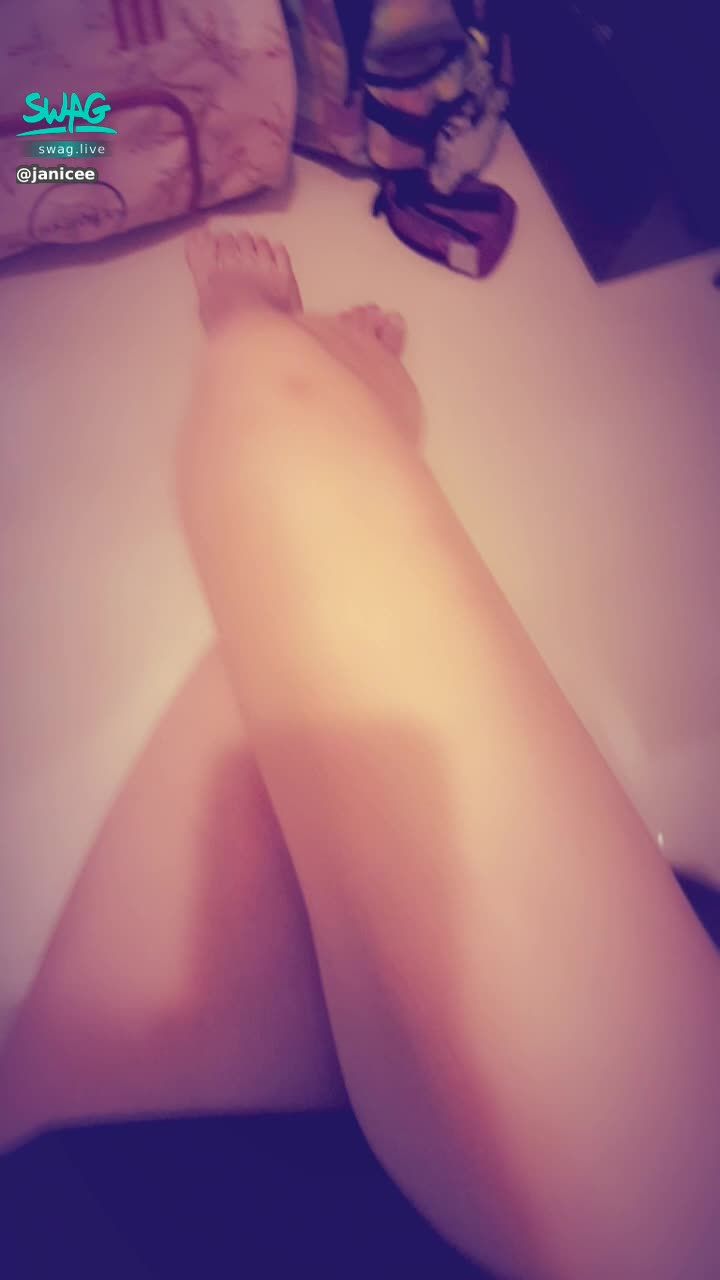 janicee : 運動回家，已經脫了襪子的赤腳💖
短褲的開衩，露出腿部肌膚🎀
性感瑜珈服💋
sport wear⭐